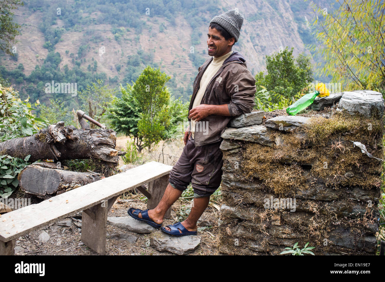 Nepalesische Arbeiter Planung durch ein großes Stück Holz, Annapurna Sanctuary Trek, Nepal Stockfoto