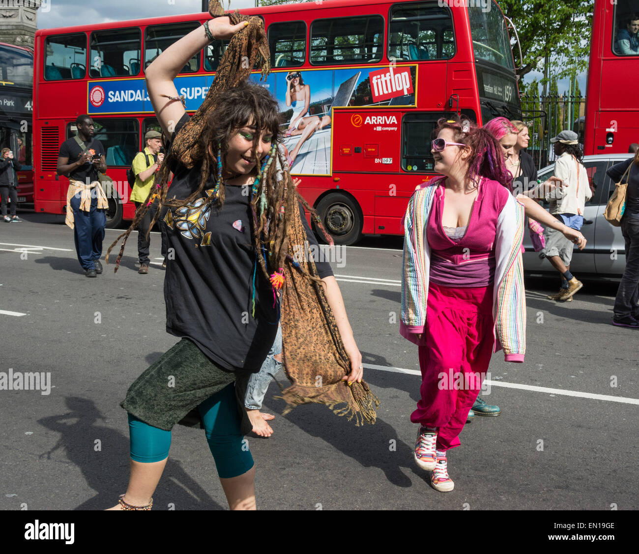 Brixton, London, 25. April 2015 Demonstranten tanzen mitten auf der Straße gegen Gentrifizierung Demonstranten durch Brixton in London marschieren. Bildnachweis: Patricia Phillips/Alamy Live-Nachrichten Stockfoto