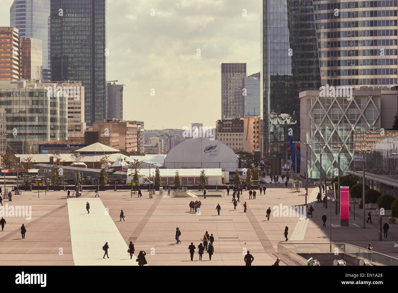 Ansicht von Paris mit Arc de Triomphe am Horizont von La Defense Paris Frankreich Europa Stockfoto