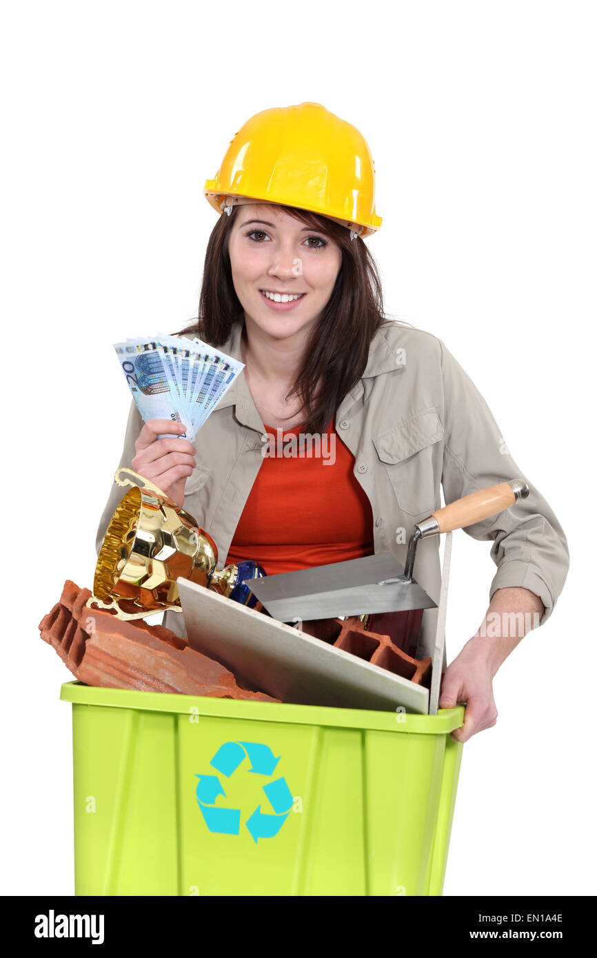 Ein Webermeisterin hält ein Papierkorb und ein Bündel Geldscheine Stockfoto