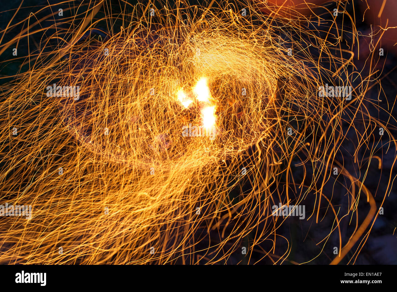 Langzeitbelichtung von Funken fliegen aus einem Grill Feuer. Stockfoto