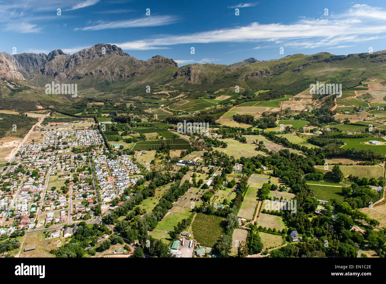 Luftbild von Kylemore Vorort und Hottentots Holland Mountains im