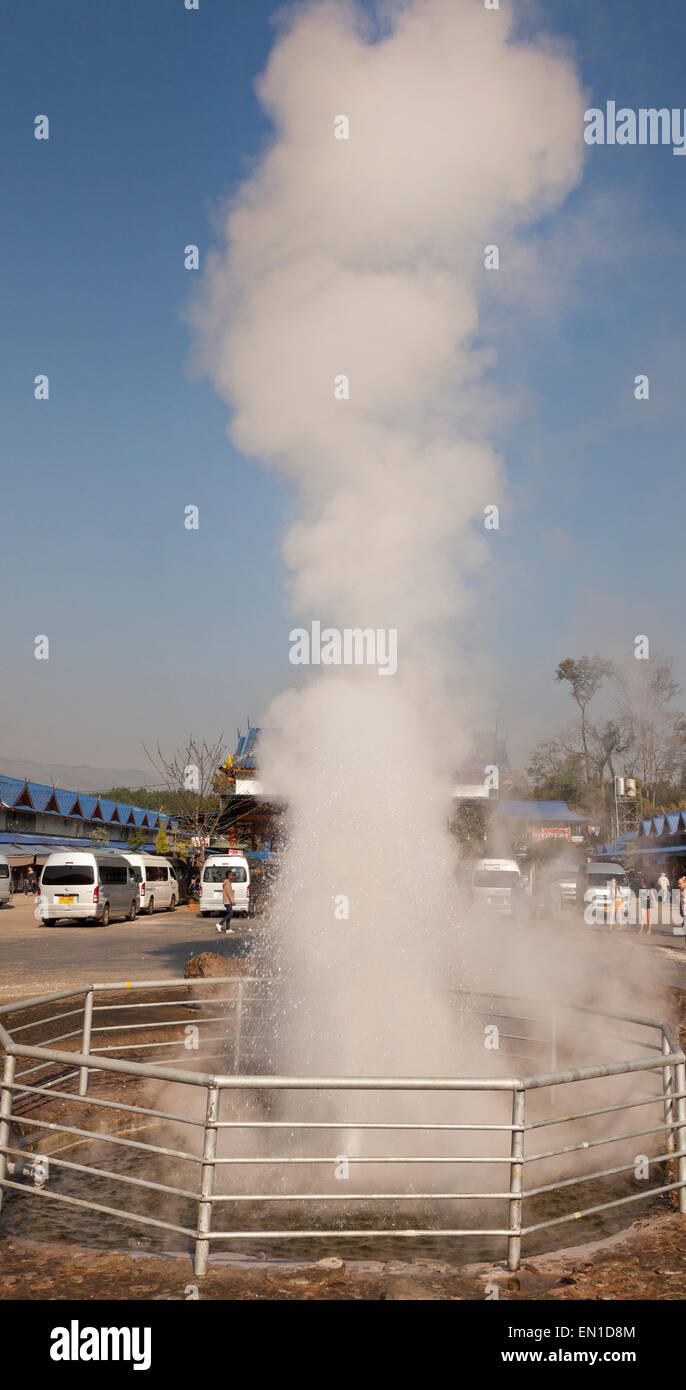 Heißes Wasser entspringt am Wieng Pa Pao, Chiang Rai, Nordthailand. Ein beliebtes touristisches Stop. Stockfoto