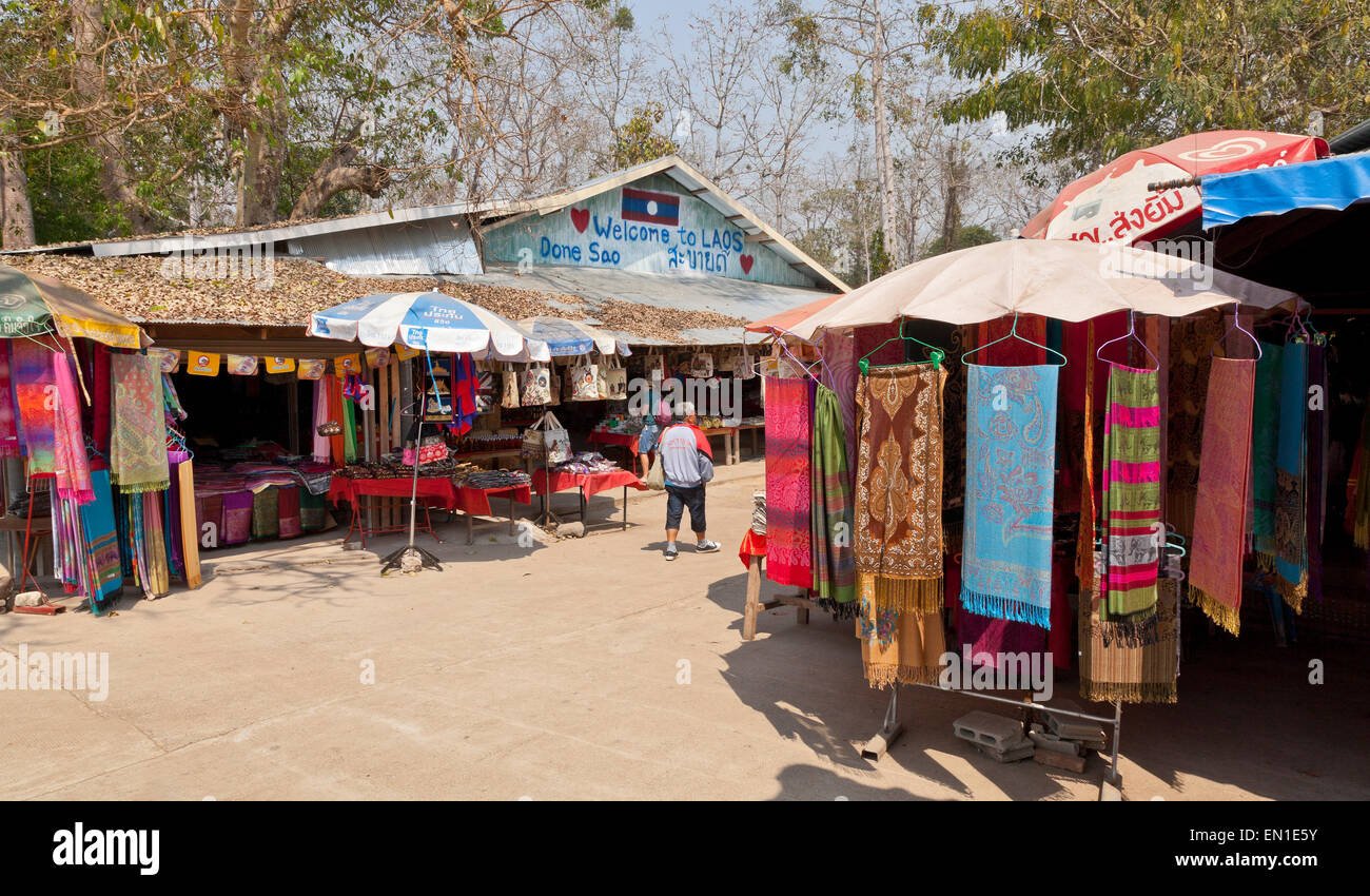 Insel Don Sao, Laos, das goldene Dreieck zwischen Thailand, Myanmar und Laos. Marktständen verkaufen Seide, Marken Stockfoto