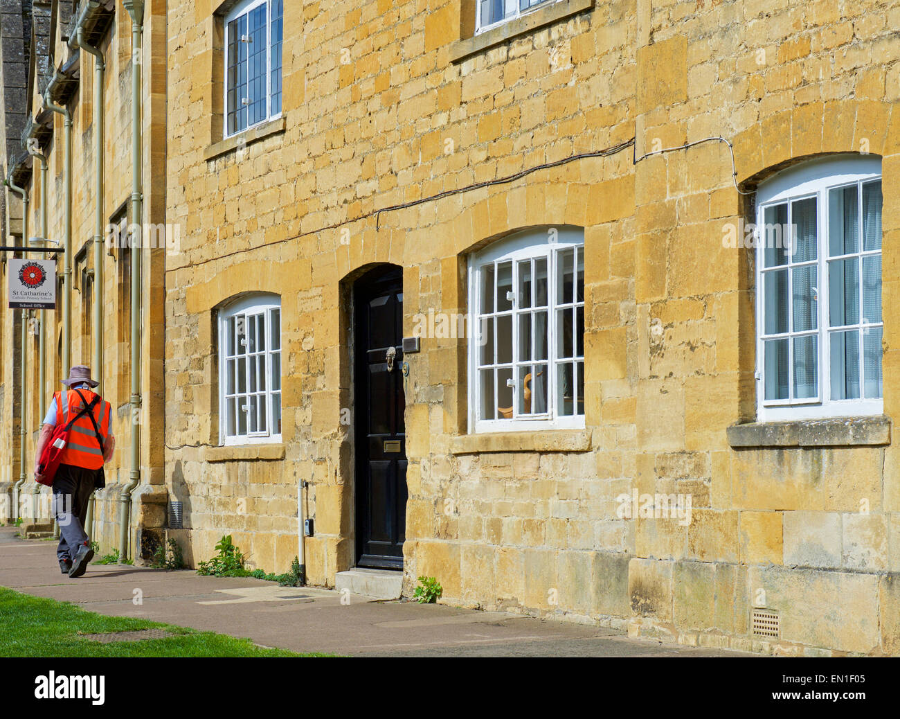 Postbote Zustellung in Chipping Campden, Gloucerstershire, Cotswolds, England UK Stockfoto
