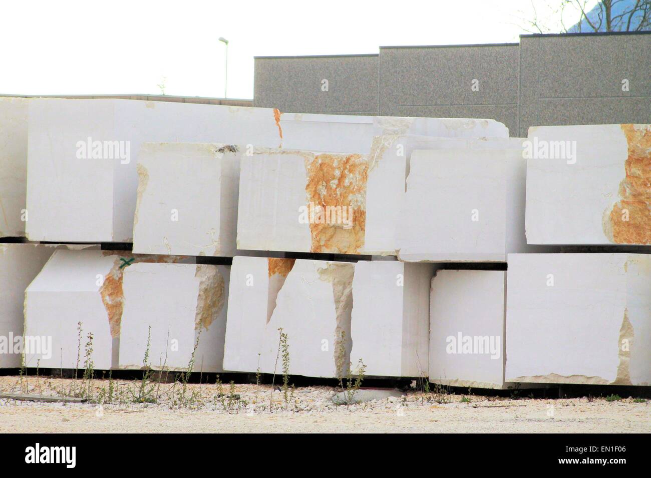 weißem Botticino Marmor blockieren im Steinbruch in Italien Stockfoto