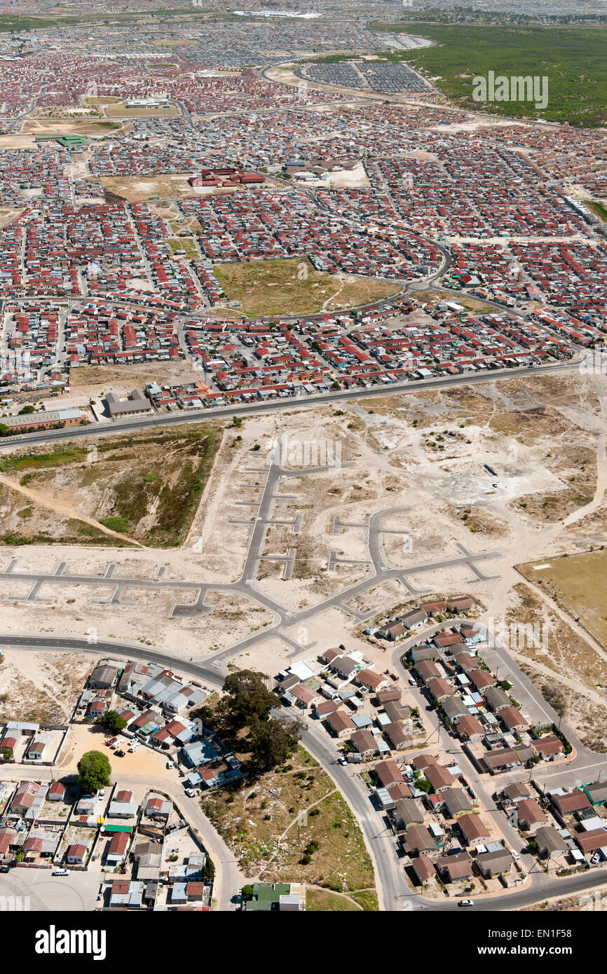 Luftaufnahme des Gehäuses und der Vorort von Delft in der Region Cape Flats von Kapstadt, Südafrika. Stockfoto