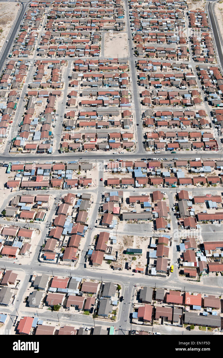 Luftaufnahme des Gehäuses und der Vorort von Delft in der Region Cape Flats von Kapstadt, Südafrika. Stockfoto