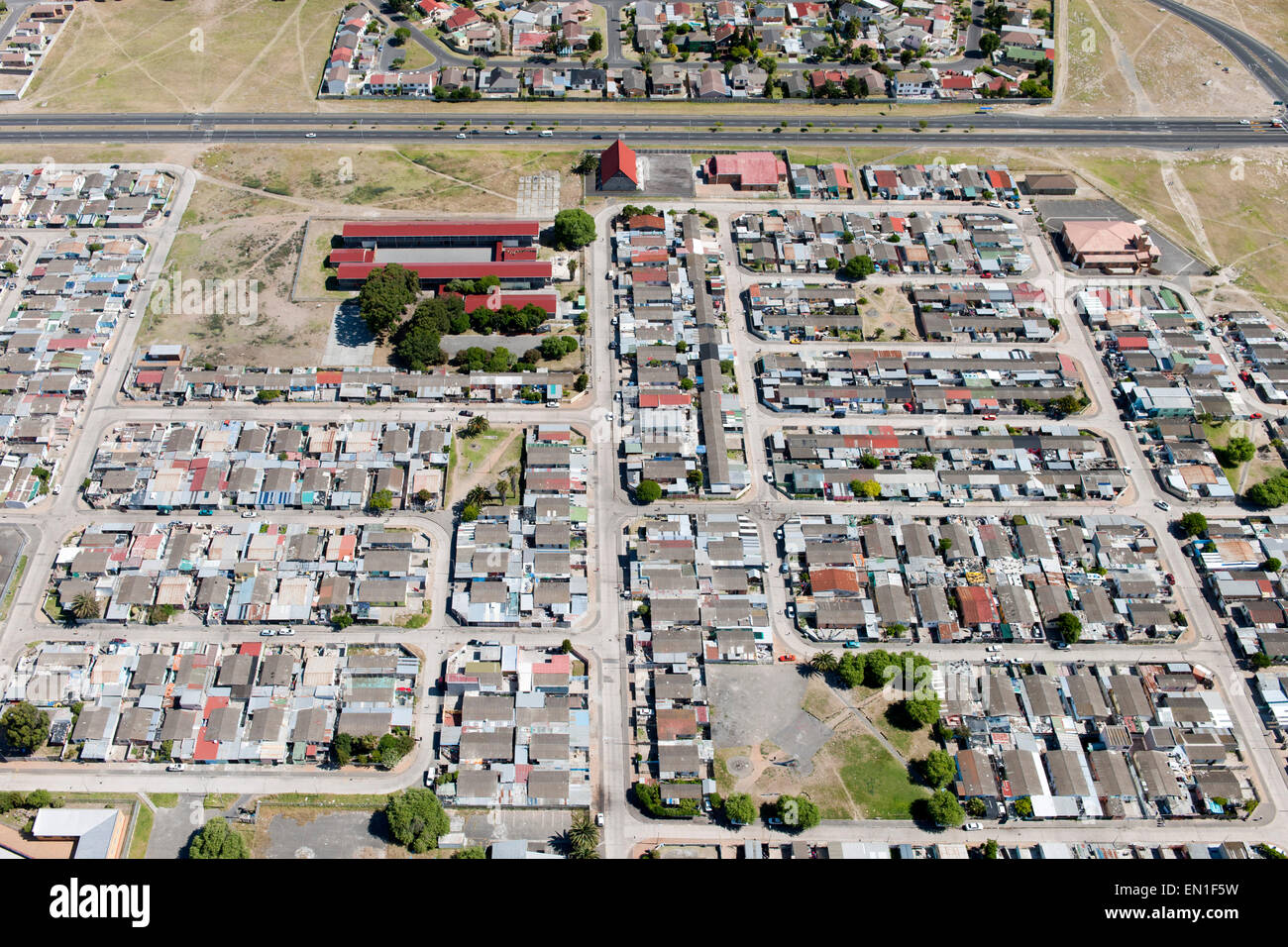 Luftaufnahme des Gehäuses und der Vorort von Valhalla Park in der Region Cape Flats von Kapstadt, Südafrika. Stockfoto