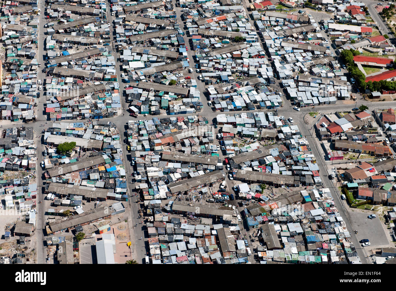 Luftbild von Gehäuse und Stadtteil Township Langa in der Region Cape Flats von Kapstadt, Südafrika. Stockfoto