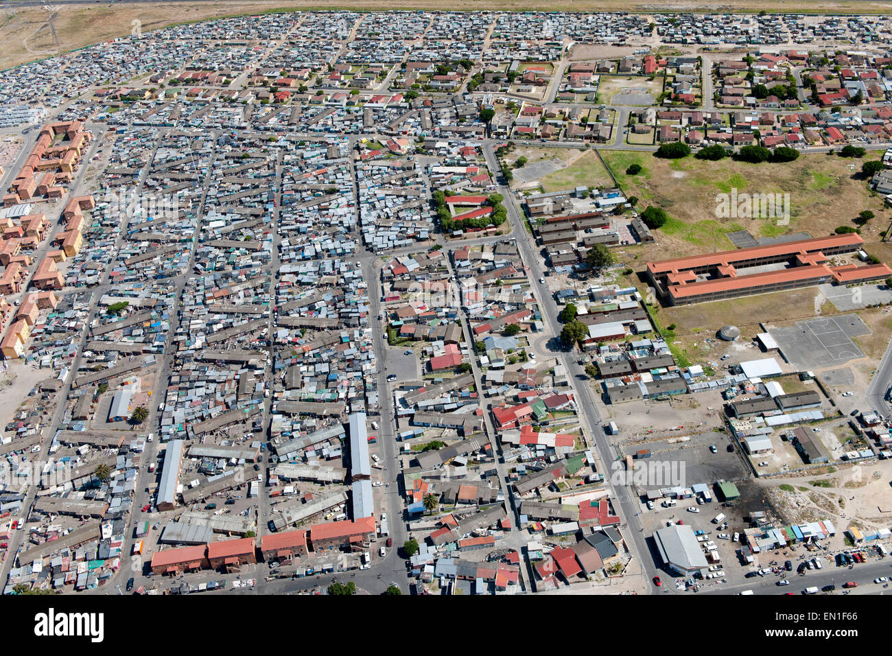 Luftbild von Gehäuse und Stadtteil Township Langa in der Region Cape Flats von Kapstadt, Südafrika. Stockfoto