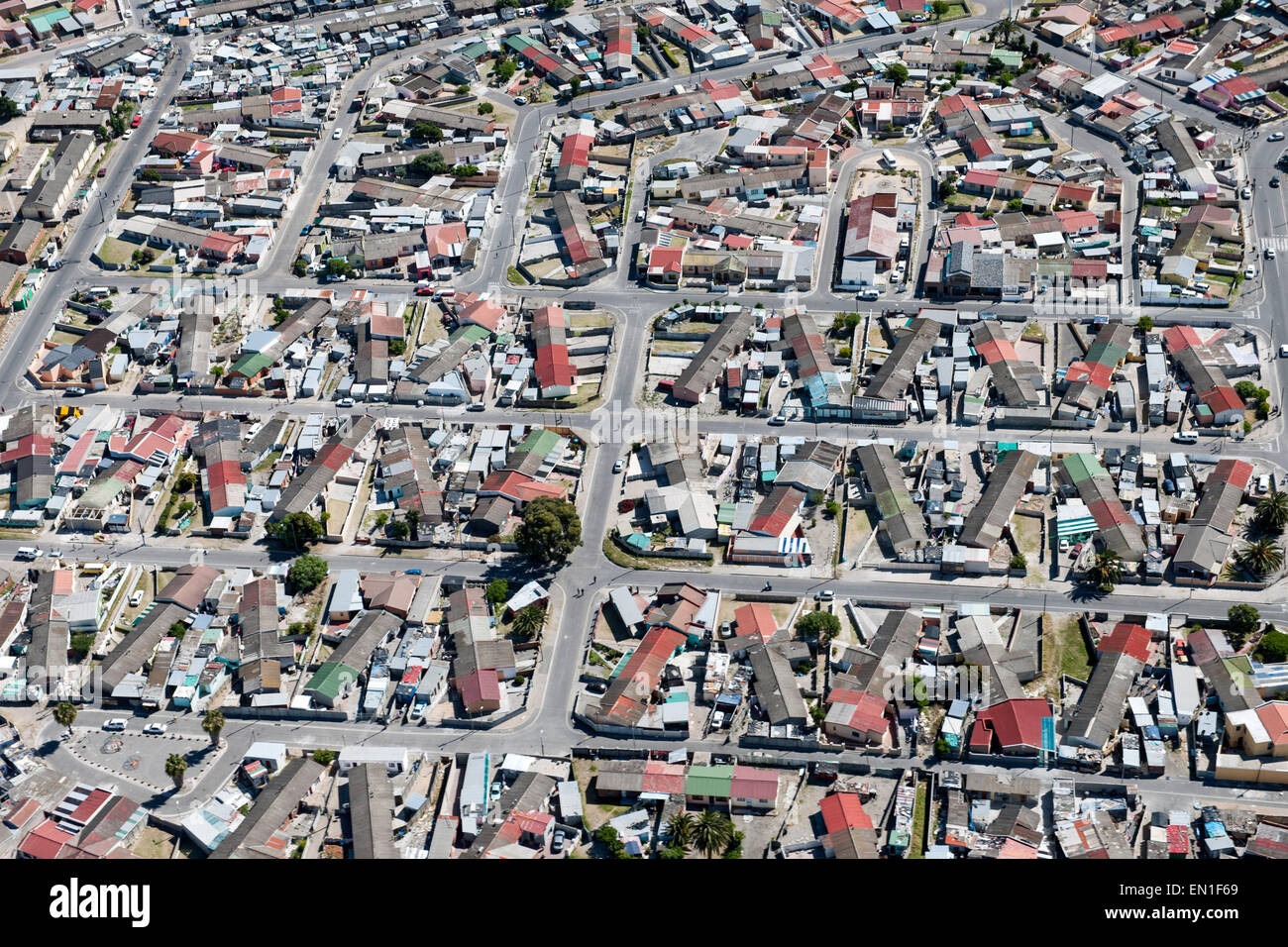 Luftbild von Gehäuse und Stadtteil Township Langa in der Region Cape Flats von Kapstadt, Südafrika. Stockfoto