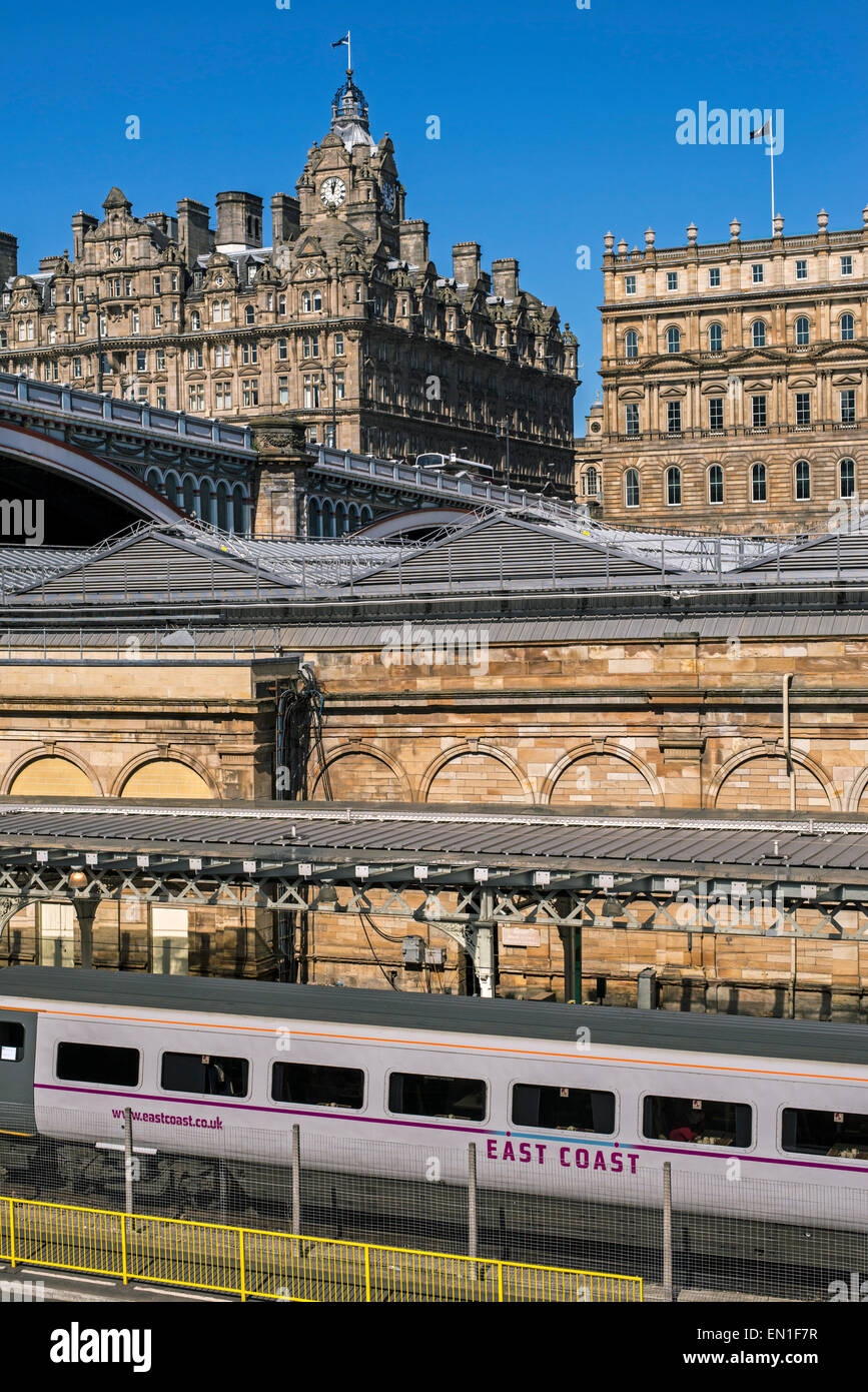 Eine Ostküste Zug am Edinburghs Waverley Station mit dem Balmoral Hotel im Hintergrund stehen. Stockfoto
