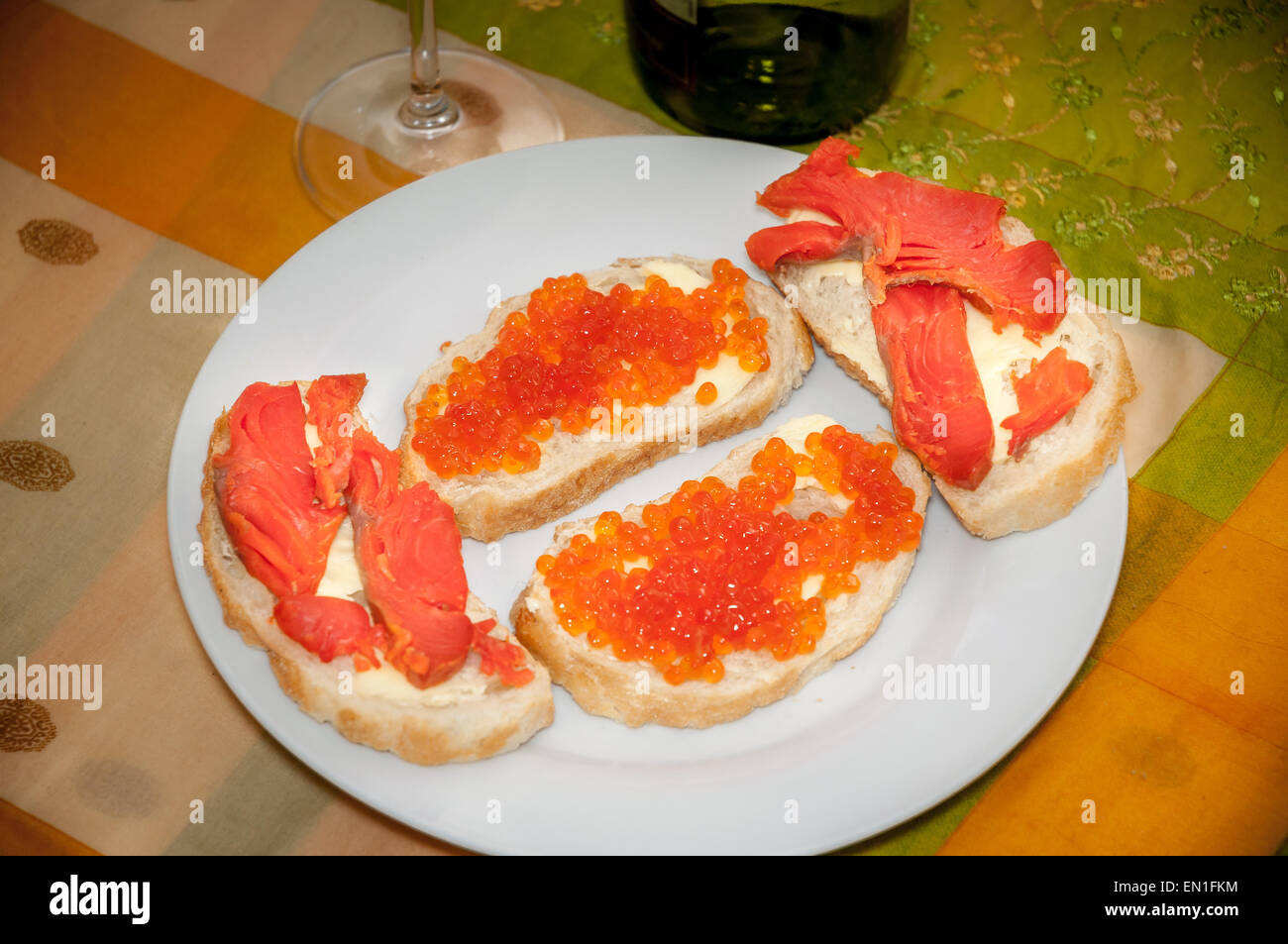 Toast mit rotem Kaviar und Lachs aus der russischen Kamtschatka auf einem weißen Keramik Teller Stockfoto