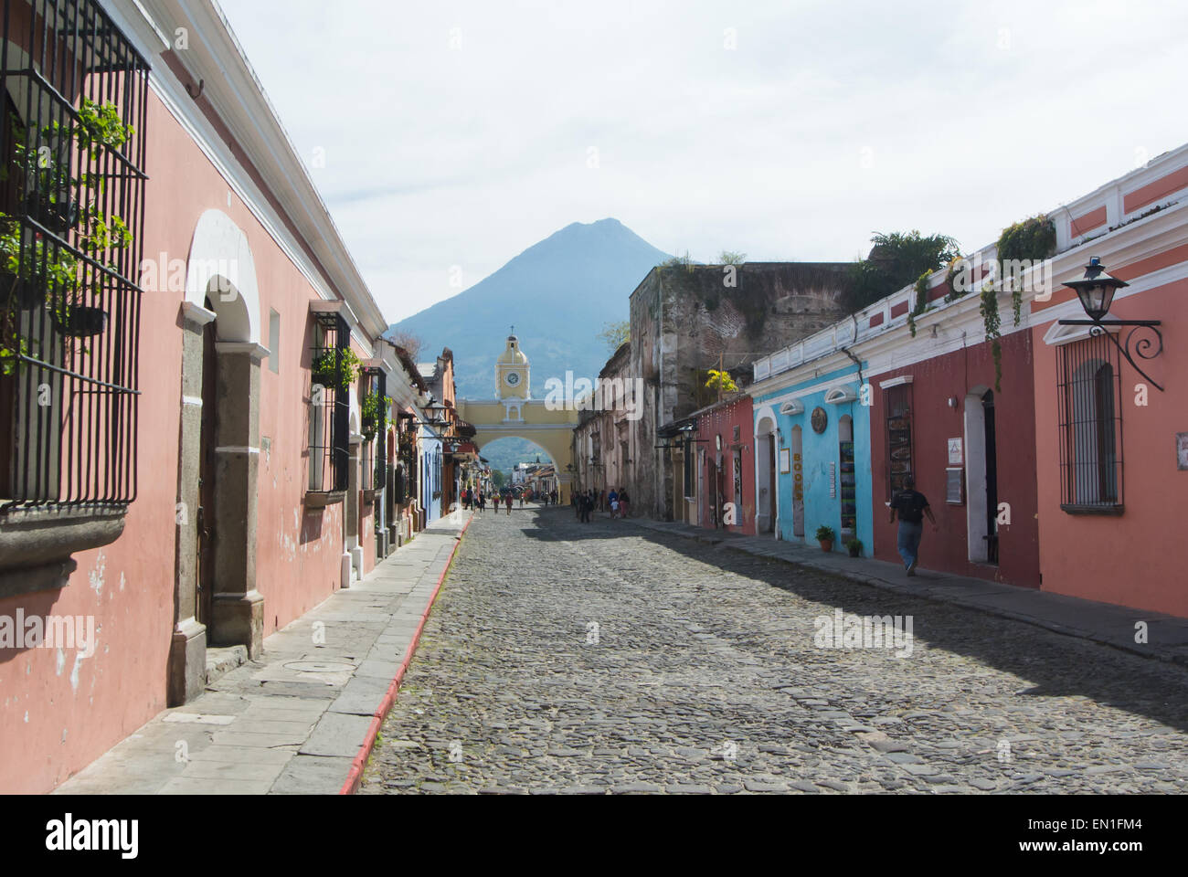 Bogen von Santa Catalina, Volcan Agua La Antigua Guatemala (UNESCO) Stockfoto