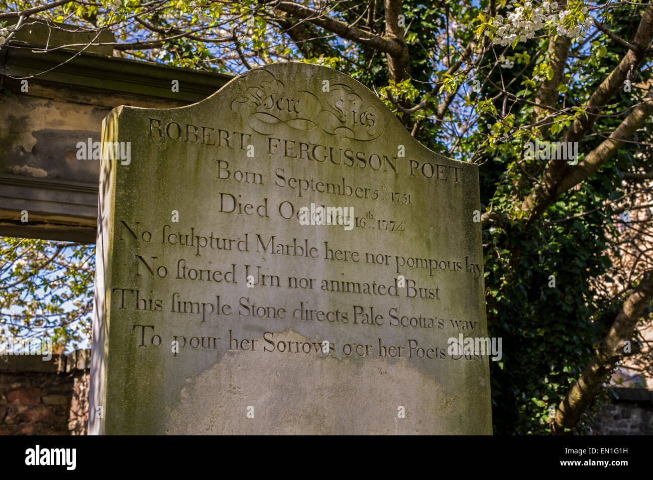 Grabstein des Dichters Robert Fergusson (1750-74) im Canongate Kirkyard kostenpflichtig und enthält eine Inschrift von Robert Burns. Stockfoto