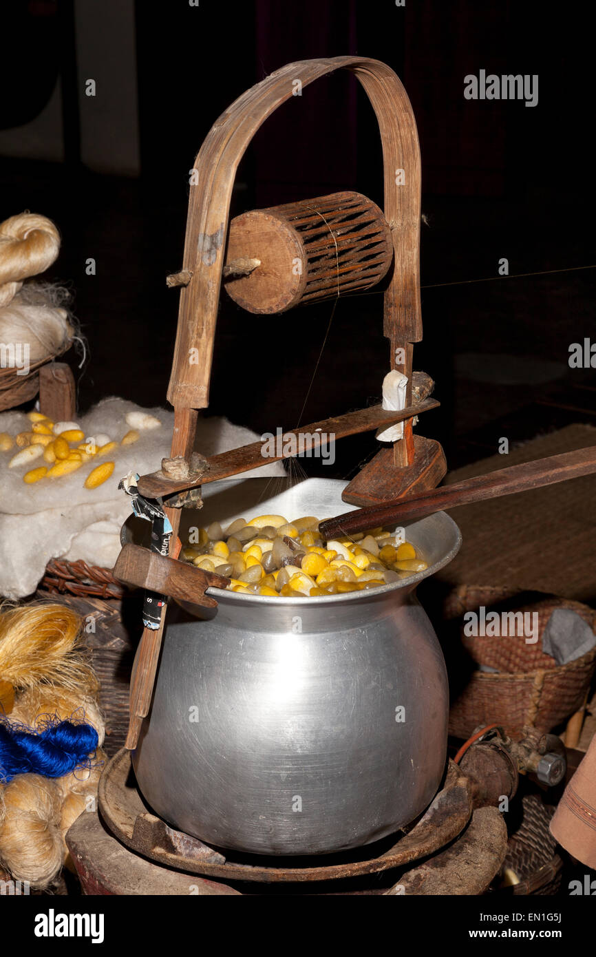 Seidenarbeiter, Topf mit heißem Wasser, enthält die seidene Kokons, gelbe Thai, weiße sind Chinesisch, Chiang Mai, Thailand Stockfoto