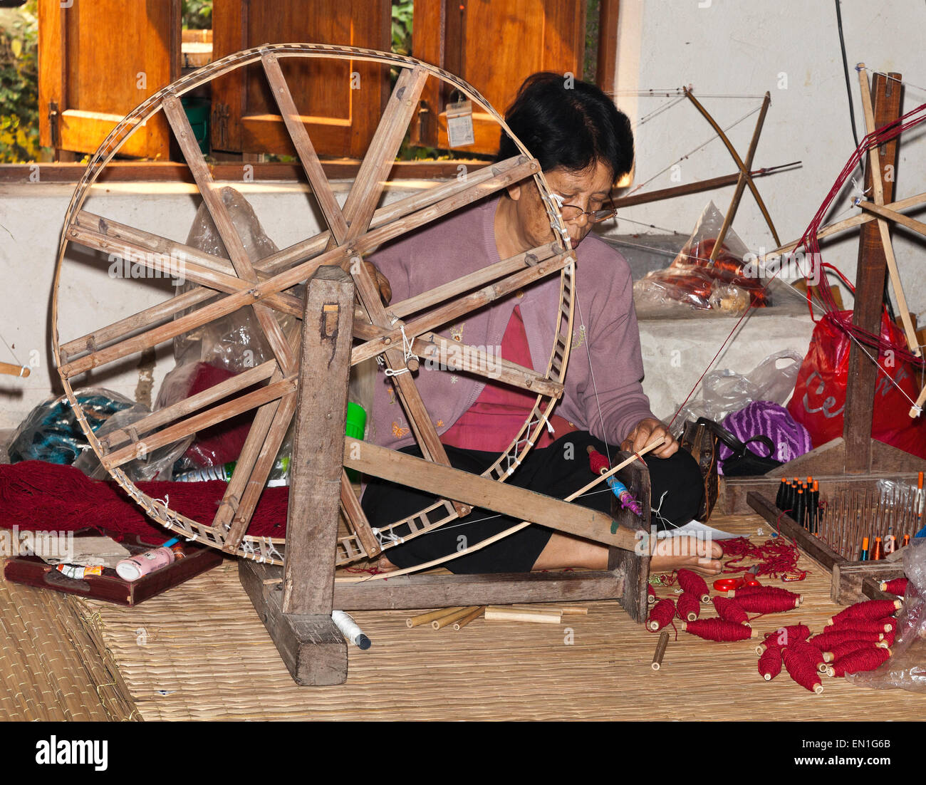 Silk Arbeiter, Spinnerei Thread,, Chiang Mai, Thailand Stockfoto