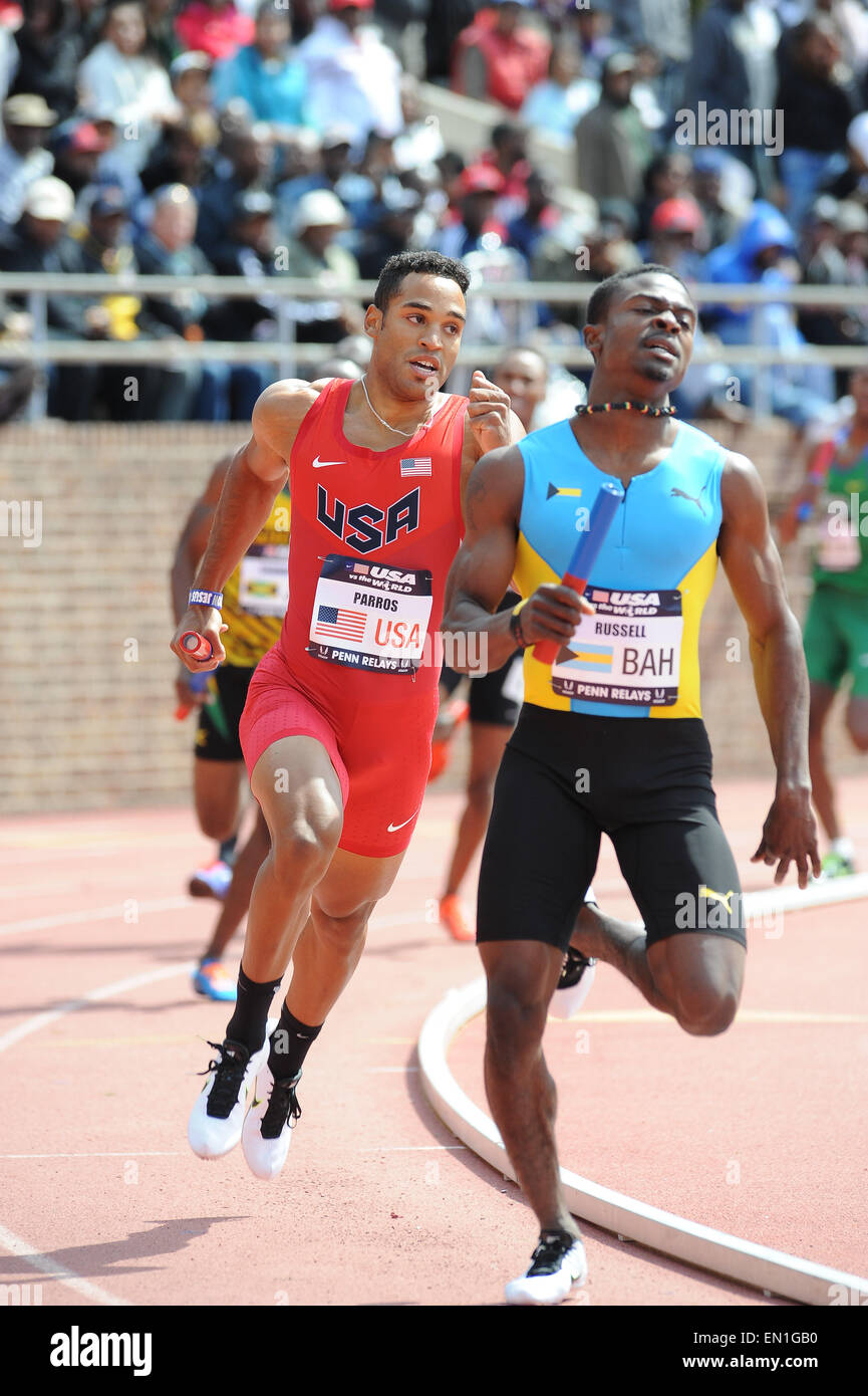 Philadelphia, Pennsylvania, USA. 25. April 2015. Team-Bahamas ALONZO RUSSELL läuft gegen Team USA CLAYTON PARROS in den USA Vs The World Männer 4 x 400 im Feld historischen Franklin in Philadelphia Pa Credit stattfand: Ricky Fitchett/ZUMA Draht/Alamy Live News Stockfoto