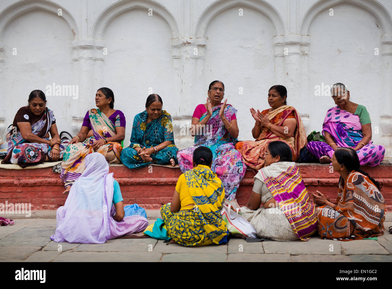 Gruppe von Frauen beten am Durbar Square, Kathmandu Stockfoto