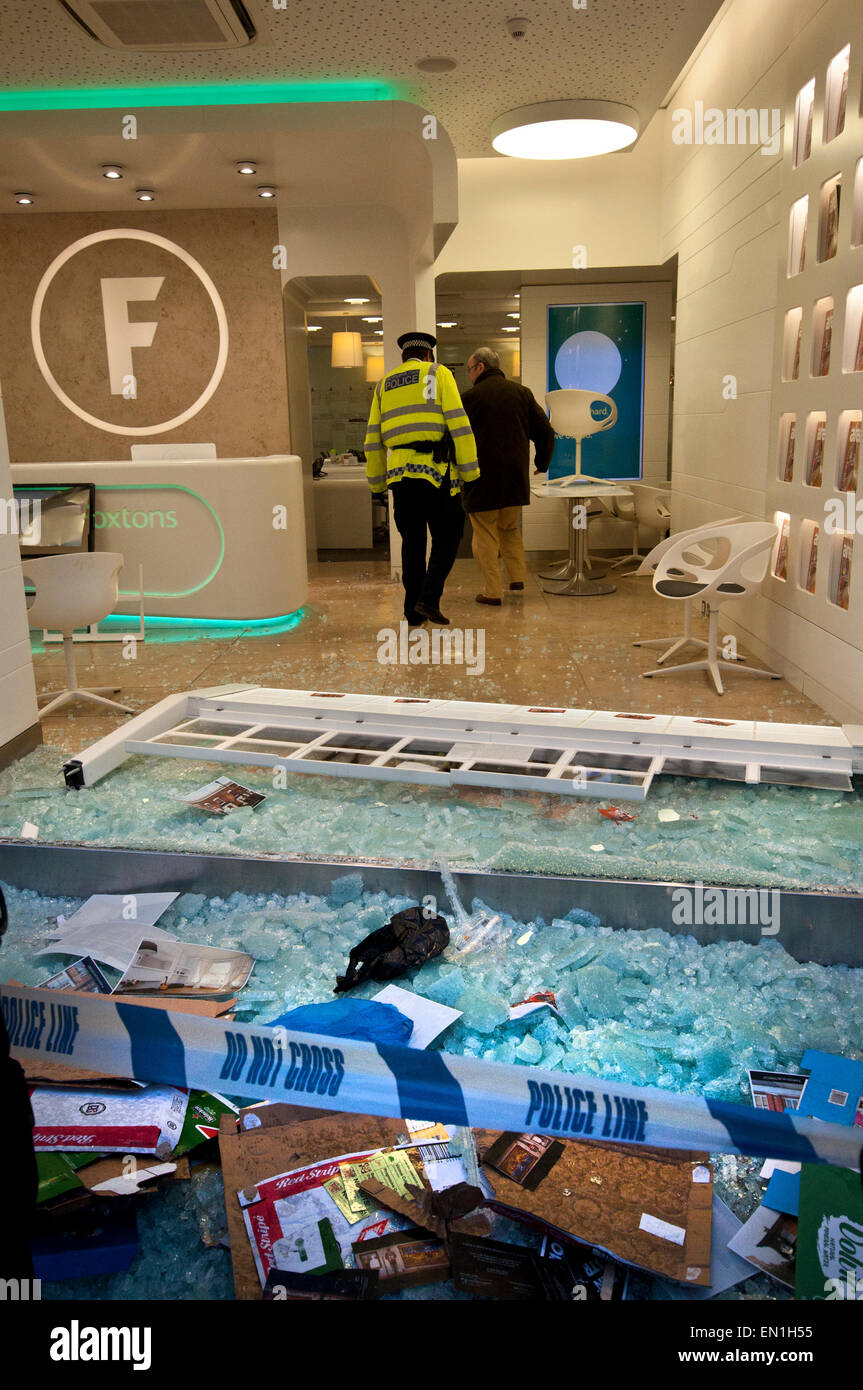 Foxtons Immobilienmakler Fenster zerschlagen und Polizei mit Tränengas verwüstet Nachhinein zurückfordern Brixton 25. April 2015 Stockfoto