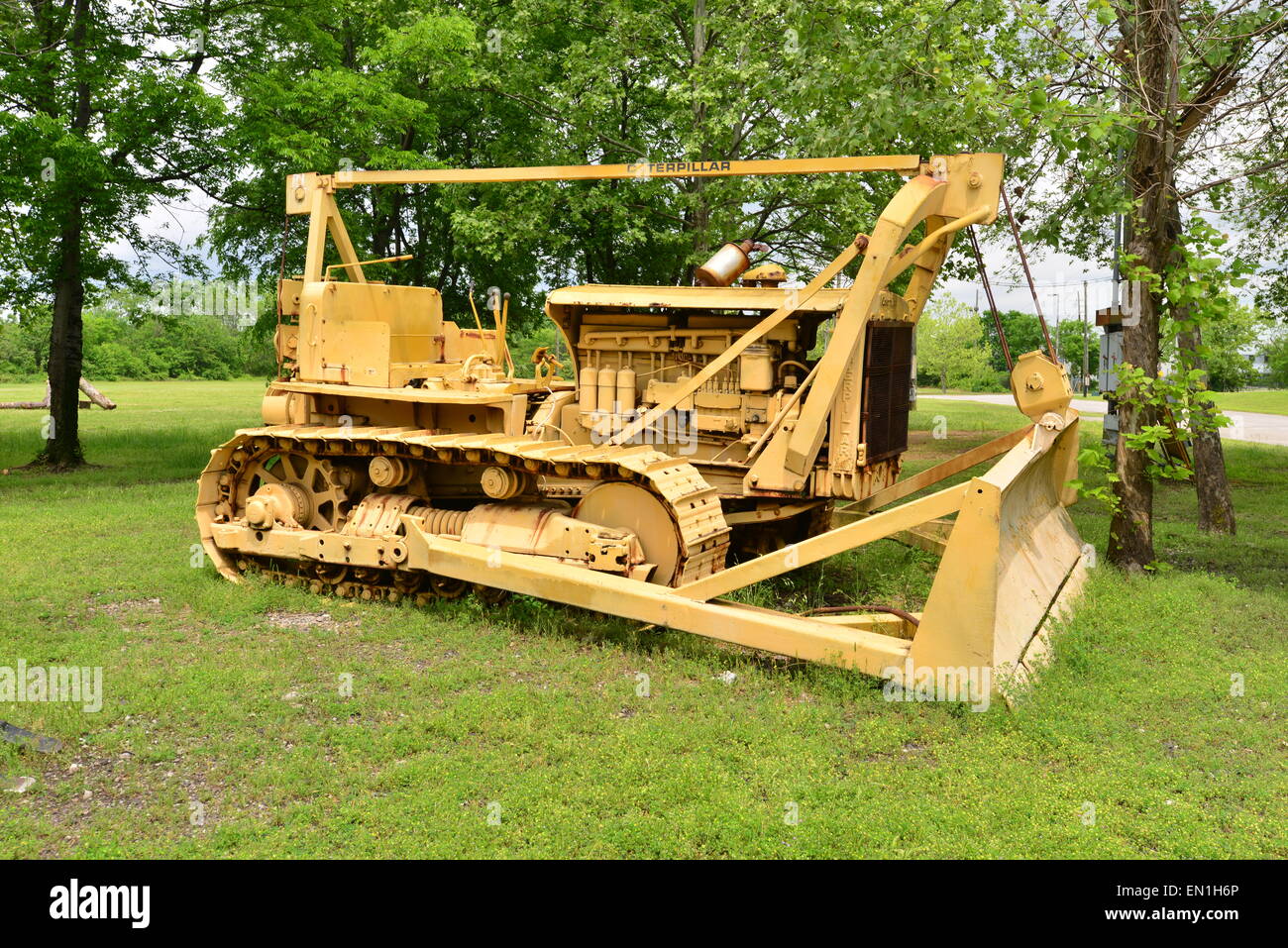 Ein Bulldozer in einem alten Werke in Alabama Stockfoto