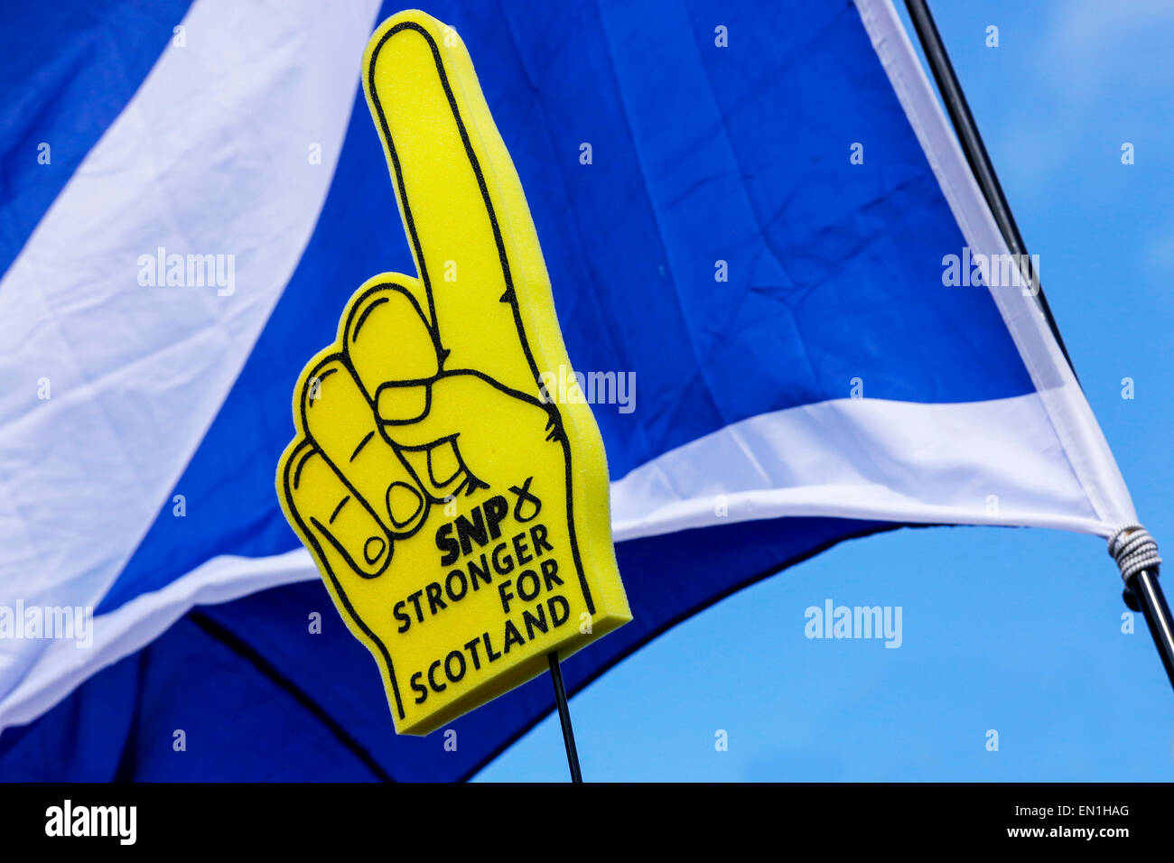 Schaum-Handschuh Werbung die Scottish National Party, SNP, gegen eine schottische Andreaskreuz Flagge fotografiert. Stockfoto