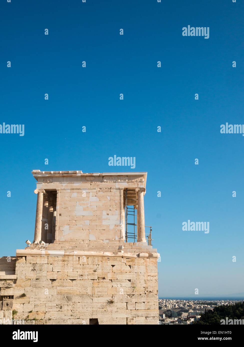 Tempel der Athena Nike gegen den blauen Himmel Stockfoto