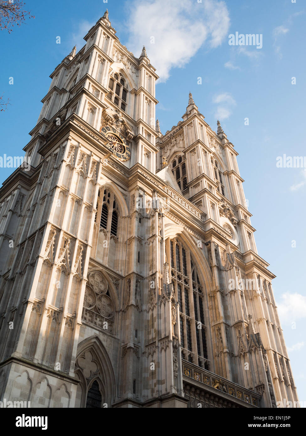 Nach unten bis Winkel Blick auf Westminster Abbey Fassade Stockfoto