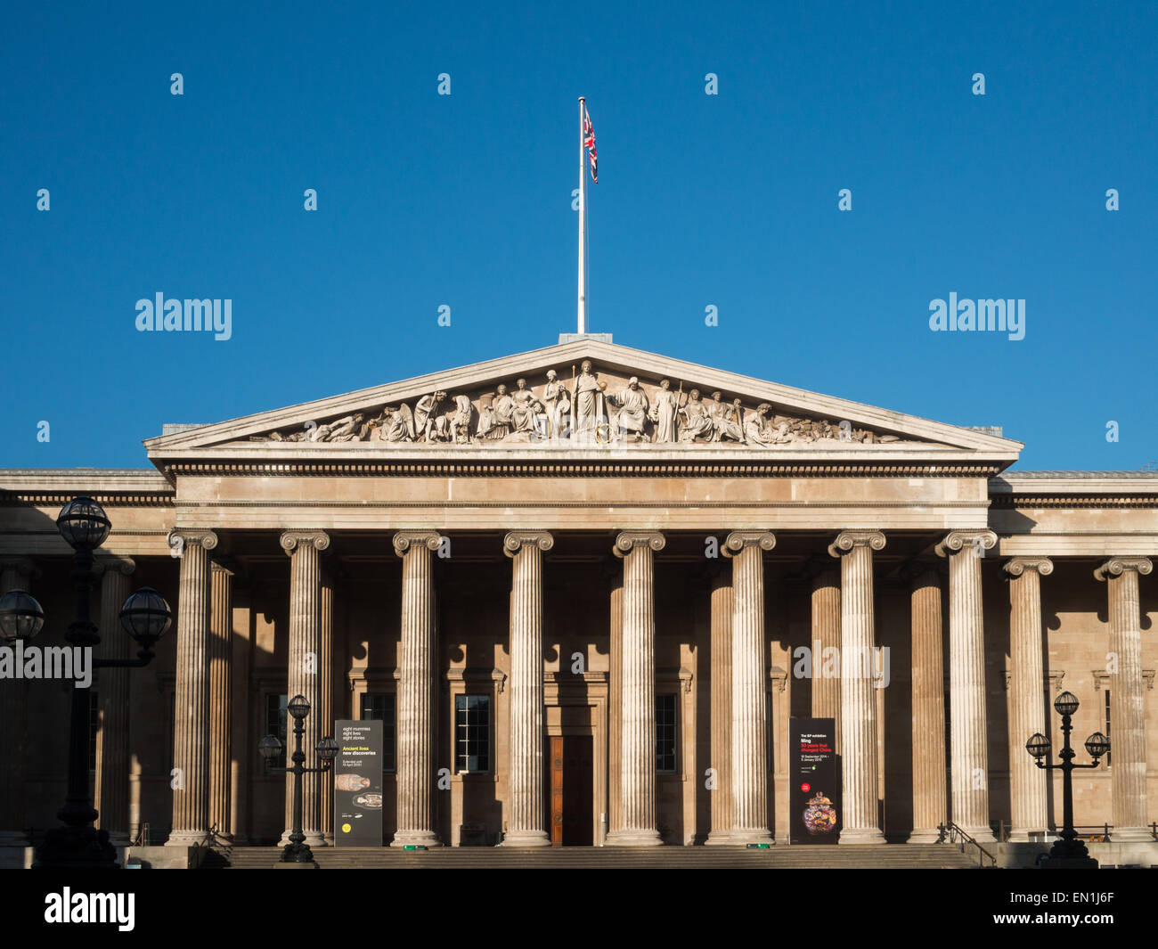 Britische Museum Haupteingang Fassade mit blauem Himmelshintergrund Stockfoto