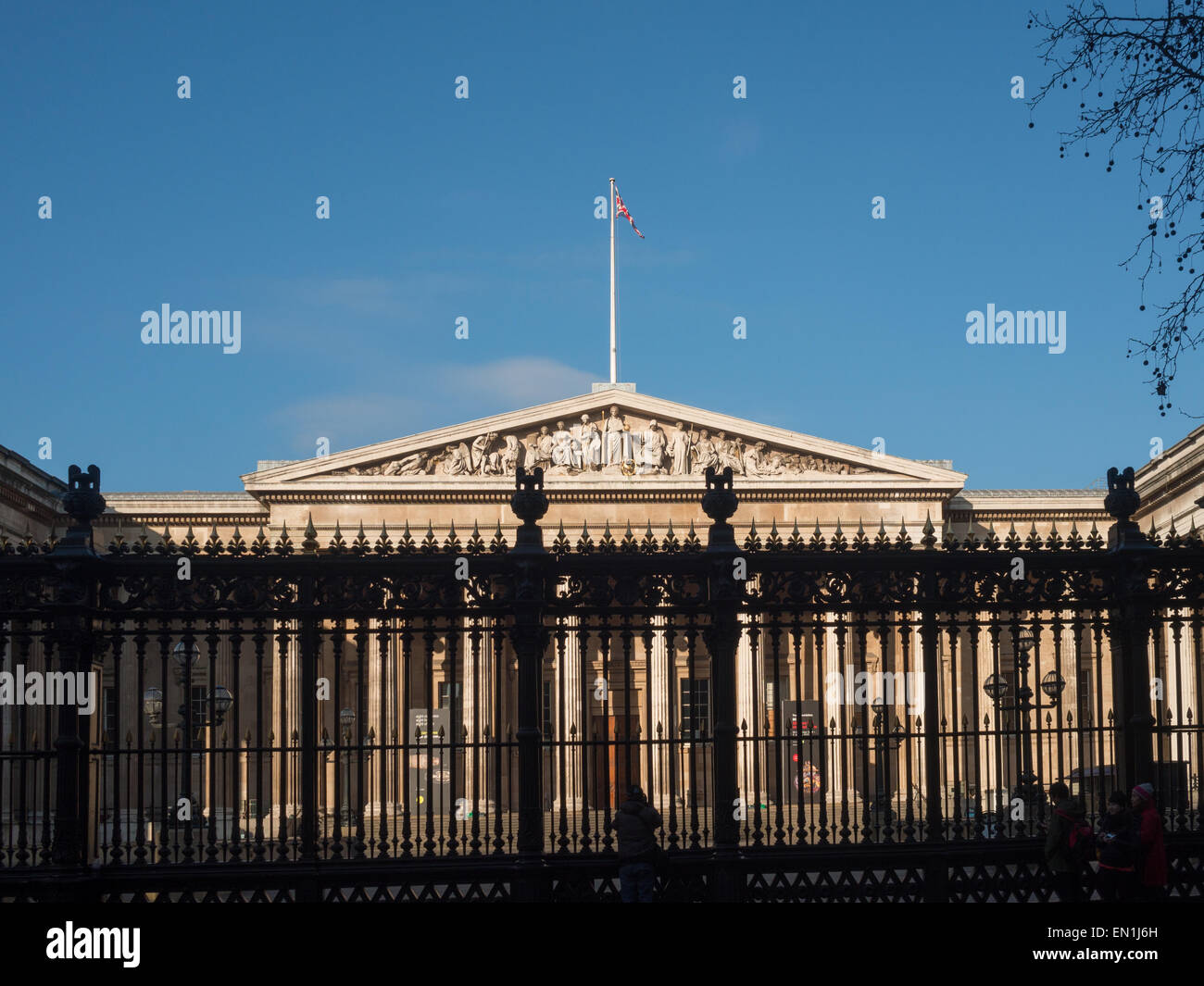 British Museum Hauptfassade Gesims hinter den geschlossenen Toren Stockfoto