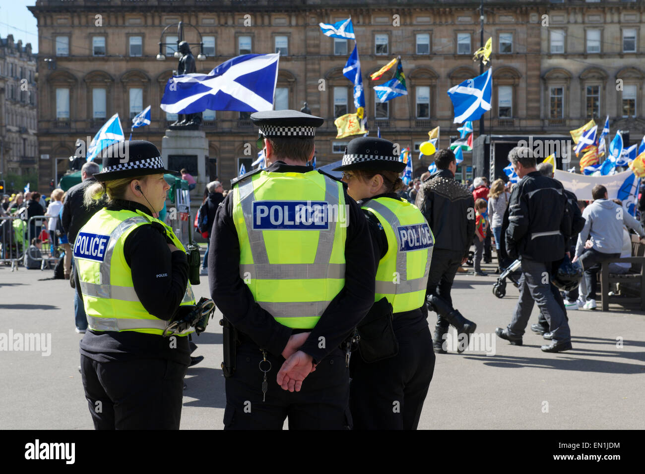 Polizisten im Dienst an der Hoffnung über Angst Rallye, George Square, Glasgow.  25. April 2015 Stockfoto