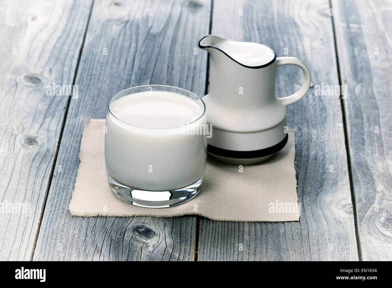 Vintage-Konzept von einem Glas Milch und Krug auf rustikalen Holz Stockfoto