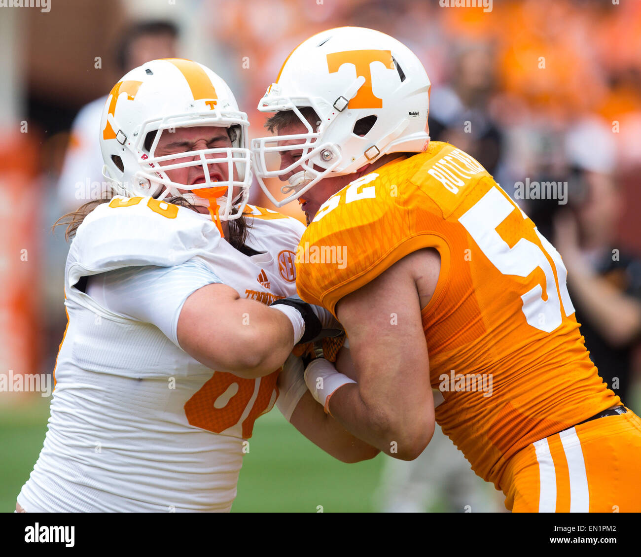 25. April 2015: Andrew Metzger #52 und Jack Jones #66 Schlacht während der University of Tennessee Orange und weiß Intrasquad Scrimmage Neyland Stadium in Knoxville, TN Stockfoto