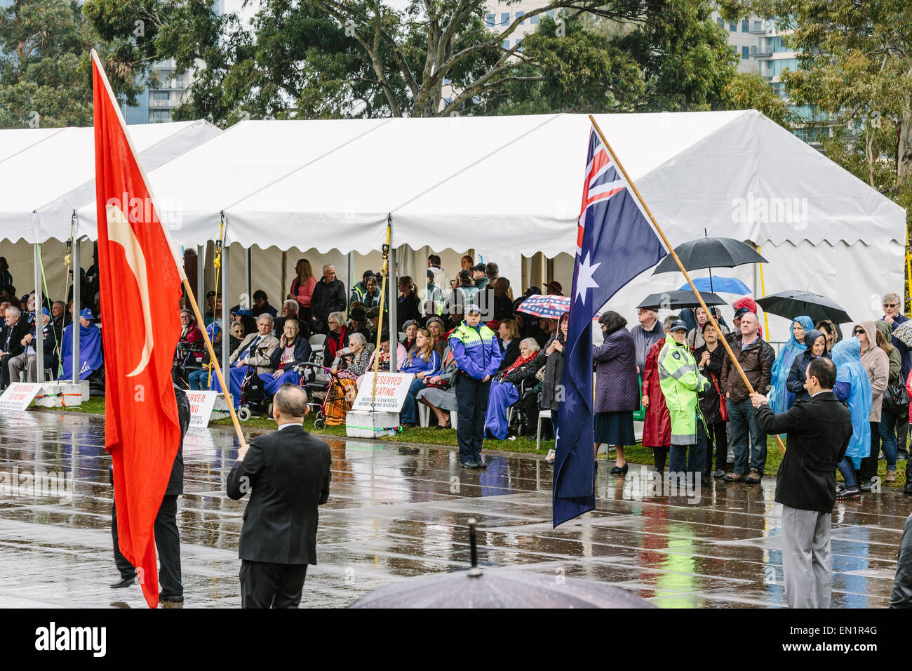 Melbourne, Australien. 25. April 2015.  Australische und türkische Fahnen zusammen angezeigt.  ANZAC Day März Veteran und militärisches Personal und ihre Nachkommen von Princes Bridge zu den Shrine of Remembrance, bei Regenwetter zu dienen.  Das diesjährige Anzac Tag jährt sich zum 100. Mal seit der Landung Gallipoli ANZAC und alliierten Soldaten in der Türkei am 25. April 2015. Türkische Veteranen marschieren bei parade Stockfoto