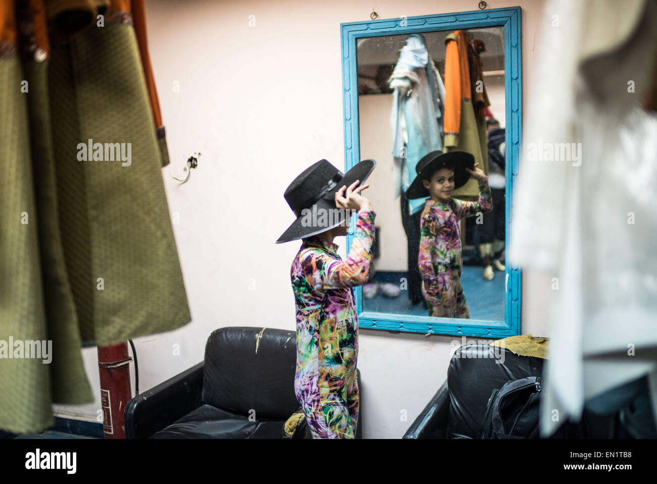 Beijing, Ägypten. 5. März 2015. Youssif, ein 11-jährige Schauspieler, schaut in den Spiegel in der Umkleidekabine nach einer Rute Puppentheater am National Marionette Theater in Kairo, Ägypten, am 5. März 2015. © Pan Chaoyue/Xinhua/Alamy Live-Nachrichten Stockfoto