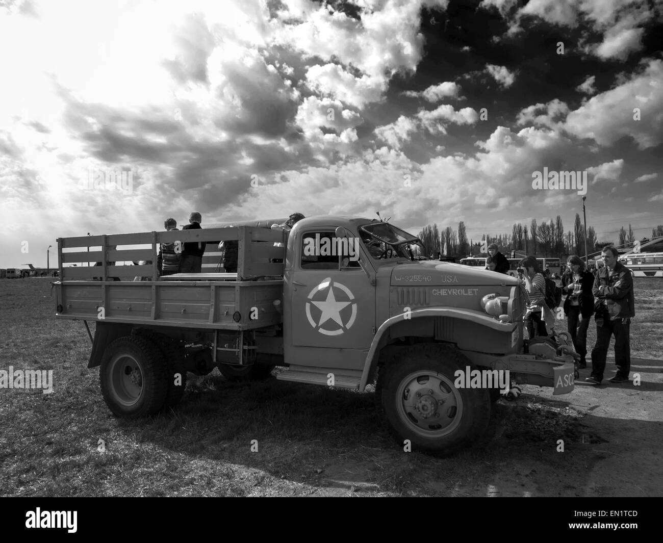 LKW Shevrolet. 25. April 2015. GAZ - Retro-OldCarFest ist das größte Retro-Autos-Festival in Kiew statt und erstreckt sich die staatliche Luftfahrt Museumsgelände. Mehr als 300 Autos sind in diesem Projekt beteiligt und mehr als 20 000 Besucher werden erwartet. © Igor Golovniov/ZUMA Draht/Alamy Live-Nachrichten Stockfoto