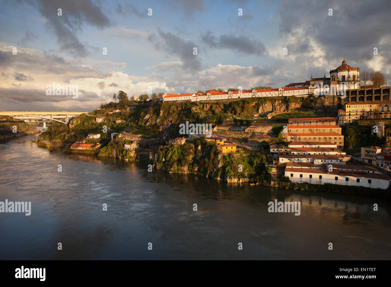 Vila Nova De Gaia in Portugal bei Sonnenuntergang am Fluss Douro. Stockfoto