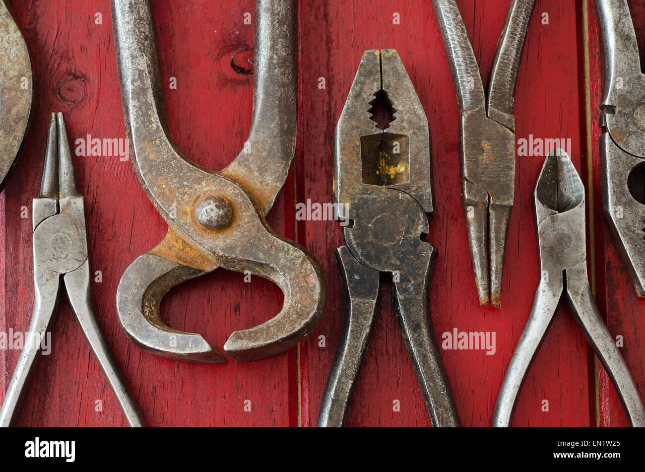 alten Zange auf hölzernen Hintergrund rot Stockfoto