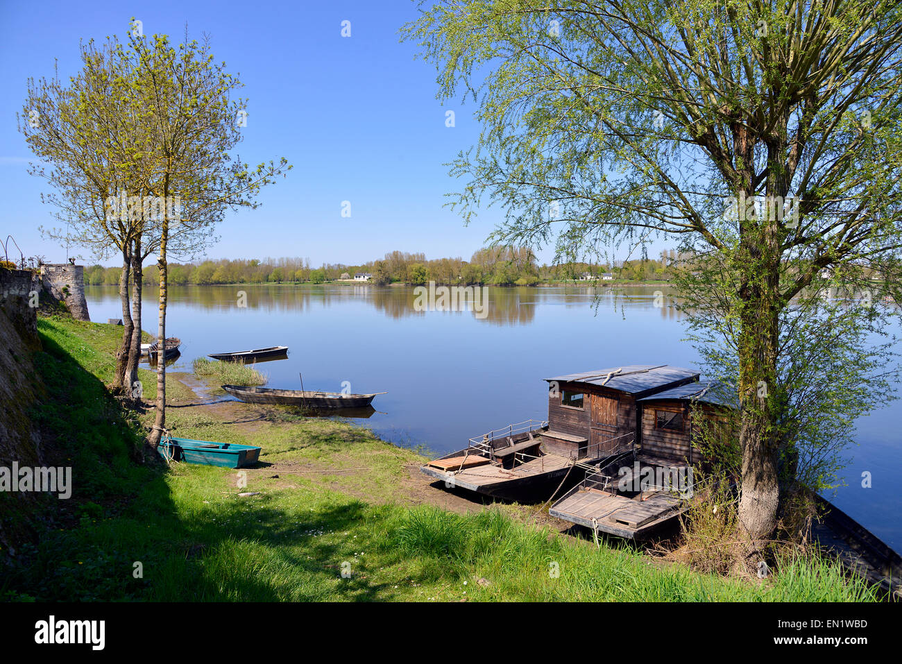 Die Ufer des Flusses Vienne in Candes-Saint-Martin mit Bäumen und kleinen Booten, Gemeinde im Département Indre-et-Loire, Cent Stockfoto