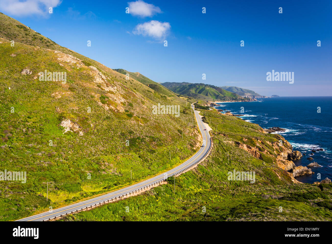Blick auf den Pacific Coast Highway und Pazifischen Ozean an der Garrapata State Park, Kalifornien. Stockfoto