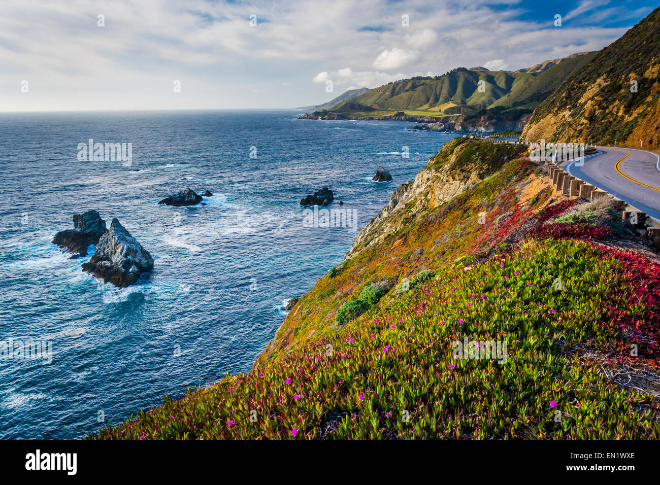 Blick auf den Pazifischen Ozean und der Pacific Coast Highway, in Big Sur, Kalifornien. Stockfoto