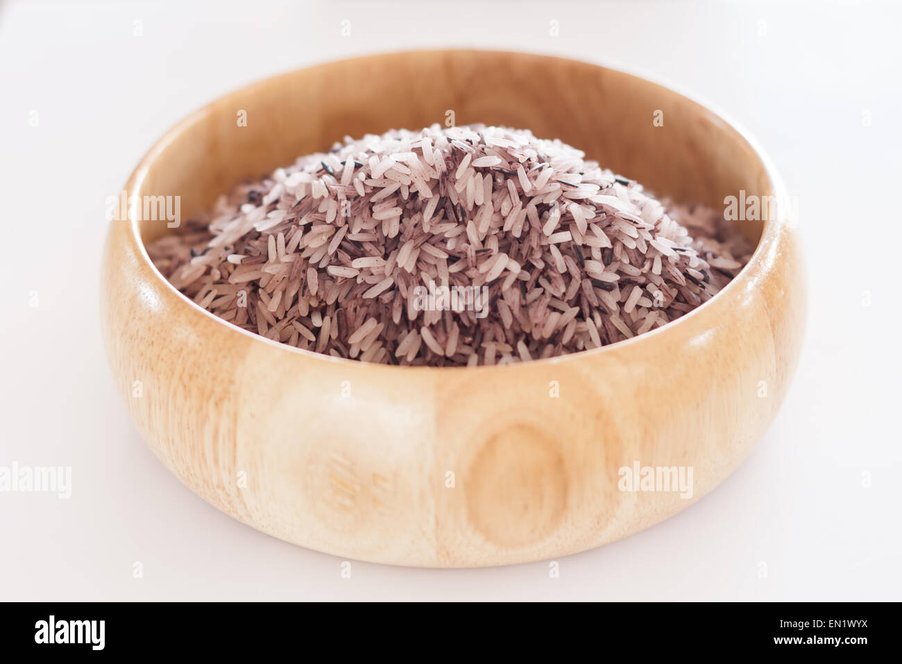 Berry Reis in Holzschale, Fotoarchiv Stockfoto