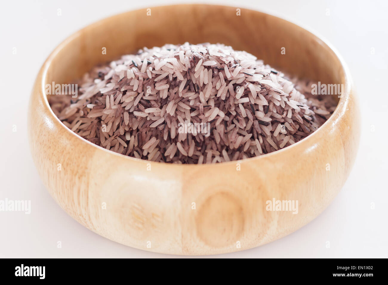 Berry Reis in Holzschale, Fotoarchiv Stockfoto