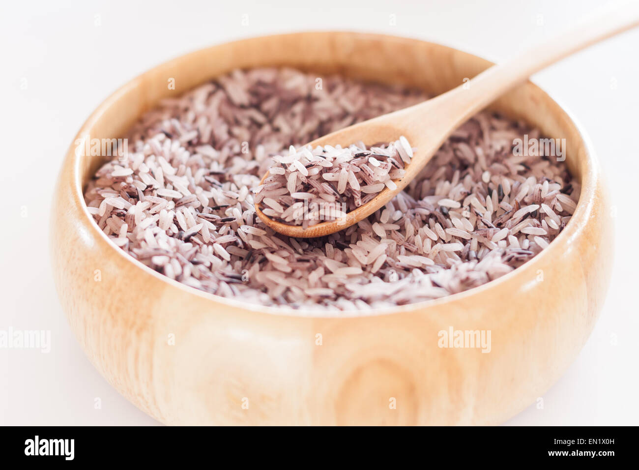 Berry Reis in Holzschale, Fotoarchiv Stockfoto