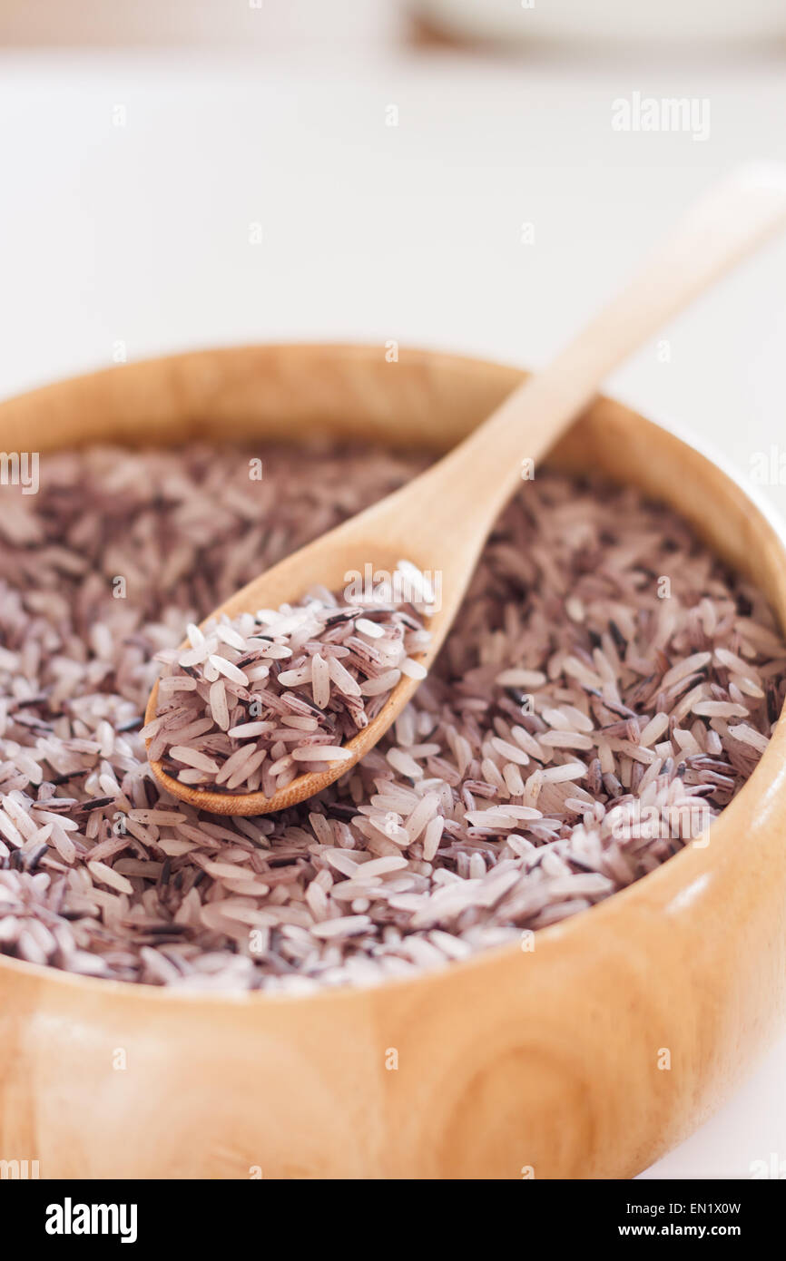 Berry Reis in Holzschale, Fotoarchiv Stockfoto