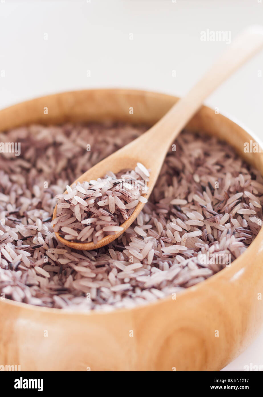 Berry Reis in Holzschale, Fotoarchiv Stockfoto