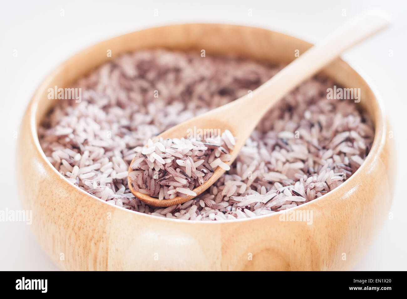 Berry Reis in Holzschale, Fotoarchiv Stockfoto