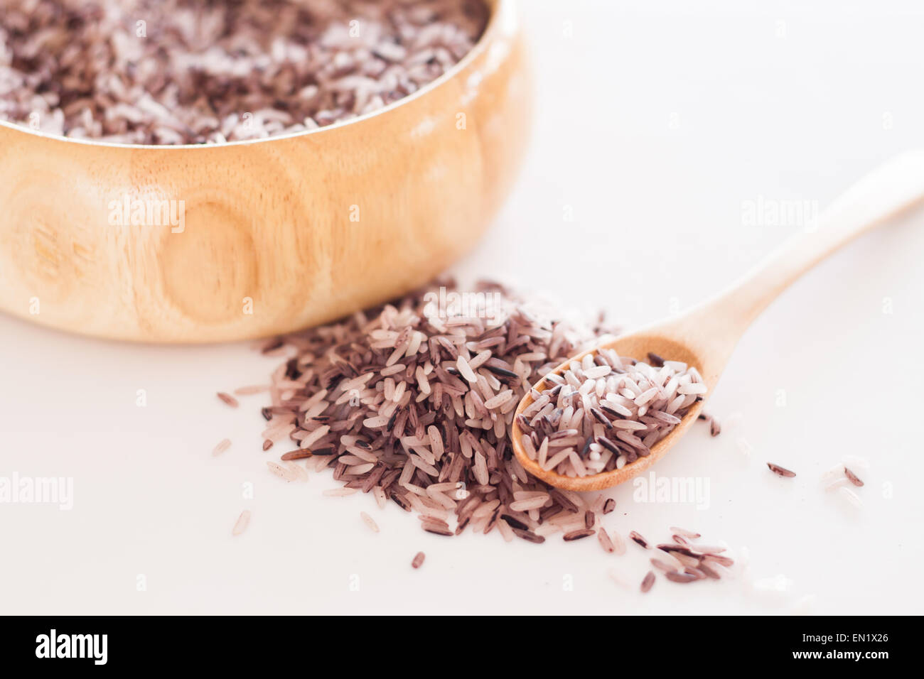 Berry Reis in Holzschale, Fotoarchiv Stockfoto