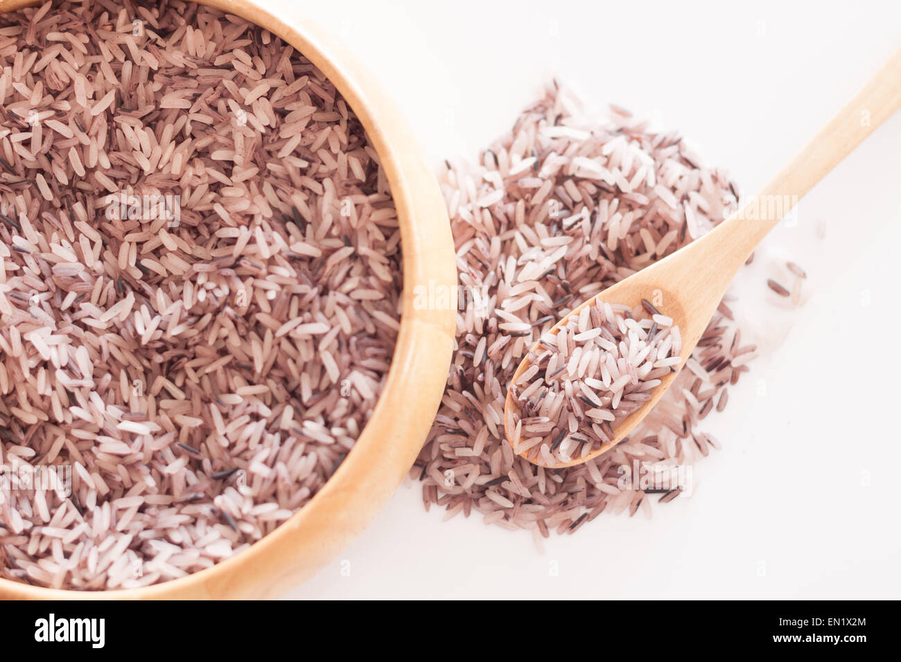 Berry Reis in Holzschale, Fotoarchiv Stockfoto